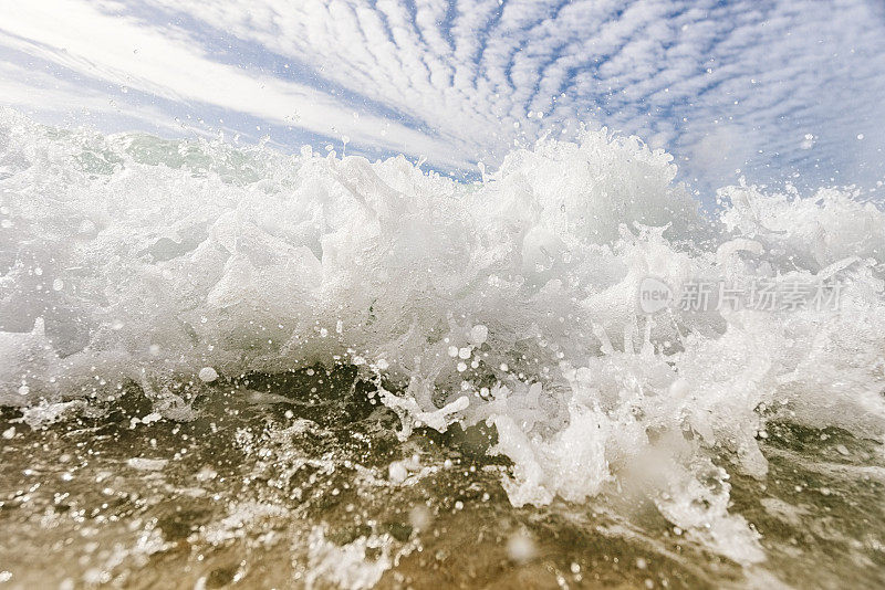 在康沃尔的Pedn Vounder海滩，海浪冲向摄像机